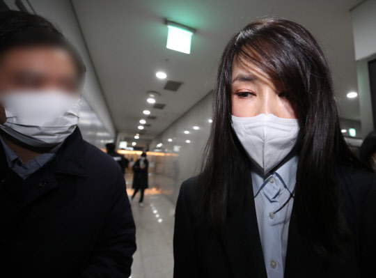 지난 12월 15일 윤석열 국민의힘 대선후보의 부인 김건희 코바나컨텐츠 대표가 서울 서초구 자택에서 나와 자신의 사무실로 향하던 중 기자의 질문에 답변하고 있다. 연합뉴스